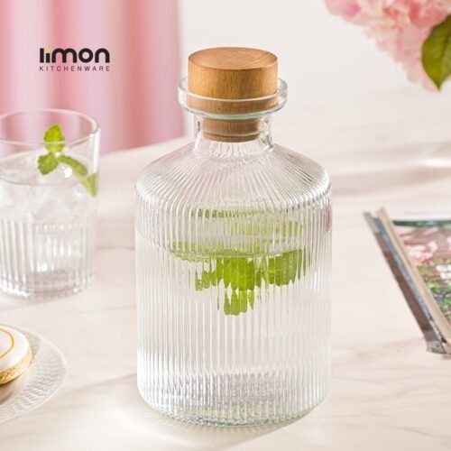 1.35 liter glass carafe with wooden lid by limon